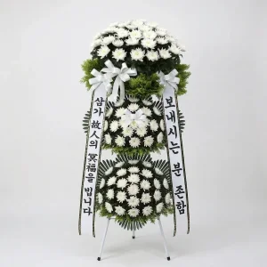 Chrysanthemum Embrace Wreath